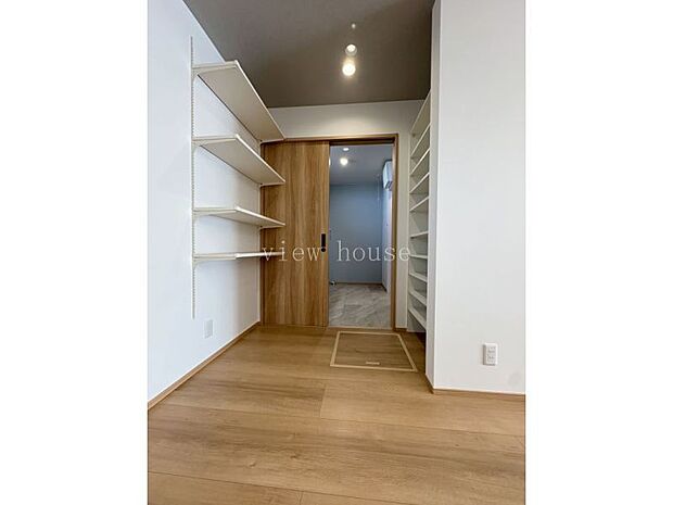 【パントリー】 家族の取りやすいパントリー♪お子様のお腹がすいたにもすぐに対応できます。