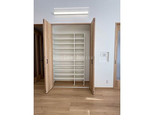 【リビング収納】 細かな物もスッキリ収納可能が嬉しい♪大型クローゼット収納♪