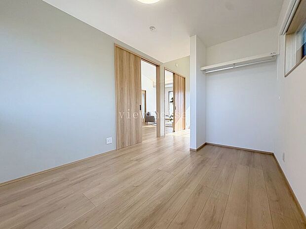 【洋室６帖】 ２部屋に区切らなくても適度なプライベートも守れるお部屋♪