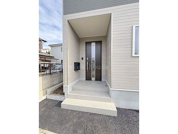 【玄関】 カラーモニターインターホン付きで防犯面も安心です♪