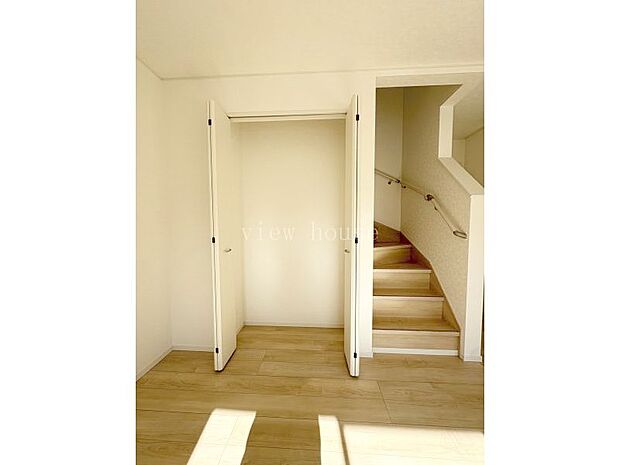 【リビング収納】 リビングに散らかりがちな小物やお掃除用品なども収納できます。