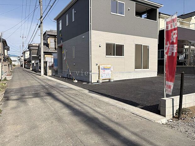 【駐車スペース】 並列駐車２台可能です。アスファルト舗装済みで草取りなど面倒なことはなくお手入れラクラク♪