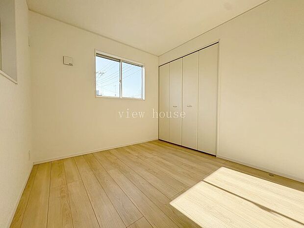 【洋室５．２帖】 クローゼット収納付きなので、お部屋はスッキリ過ごせます。