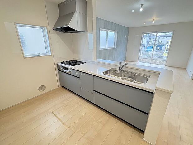 薄いグレーのおしゃれなキッチン♪毎日目にするところがかわいいと気分も上がりますね♪スライド収納もたっぷり収納できます！