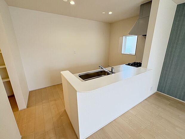 低めカウンターキッチンなので、リビングの様子も見ながらお料理も進められます。