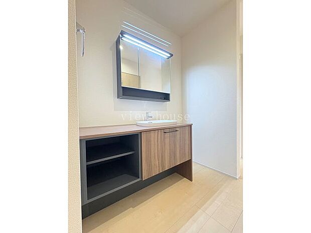 【洗面】 ホールにあるので、帰宅後お部屋に入る前に手を洗えて清潔を保てます。ワイドタイプなので、複数人でも並んで使えます。