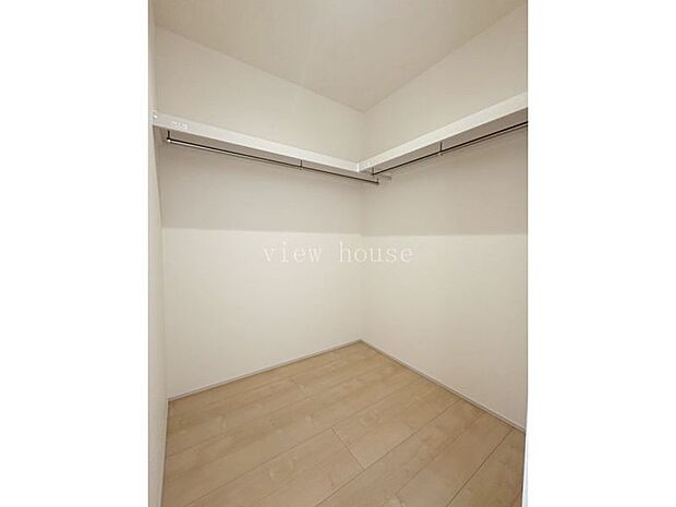 【ウォークインクローゼット】 ワンピースやスーツなども皺にならずに掛けられます。