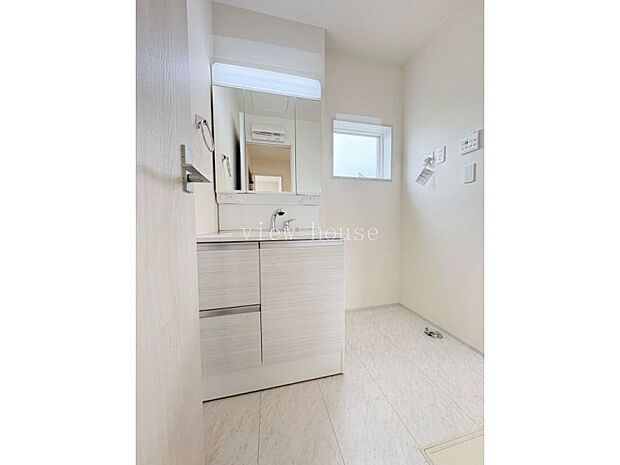 便利な三面鏡タイプ♪