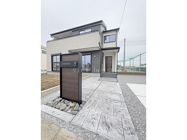 【玄関】 おしゃれな機能門柱付き♪カラーモニターインターホン付きで防犯面も安心♪