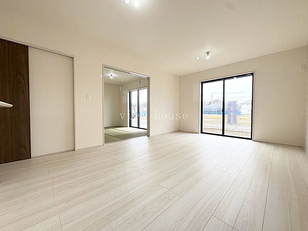 【ＬＤＫ１６帖】 隣接した和室は冬にはこたつで家族団らんや玄関側からも出入り可能なので客間にもおすすめ♪