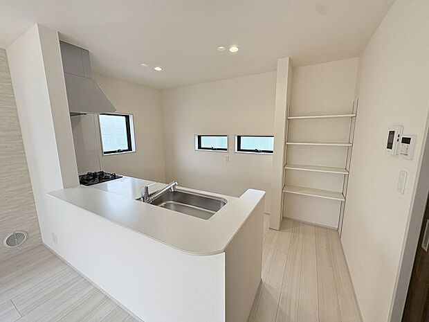 キッチンカウンターは低めなので、リビングの様子もよく見えます。パントリー付きで食品の収納も便利♪