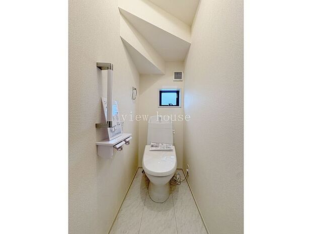 【１階トイレ】 階段下を利用したトイレ♪窓もあり換気もできます。