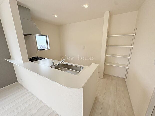 ご夫婦でやお子様とも並んでお料理できそうな広さです♪