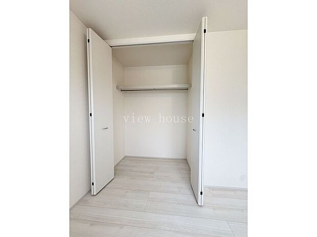 【クローゼット】 枕棚付きハンガーラック付きでたっぷり収納可能です。