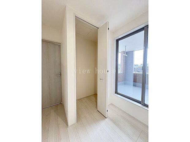 【２階ホール収納】 季節物の家電などを収納する納戸としてもお洗濯ものを干すハンガーなどの収納にも♪