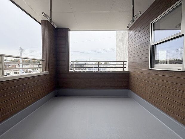 【インナーバルコニー】 急な雨でもお洗濯ものも安心です。