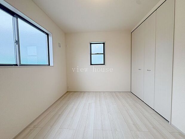 【洋室６帖】 北側のお部屋♪クローゼット収納付きでお部屋スッキリ過ごせます。