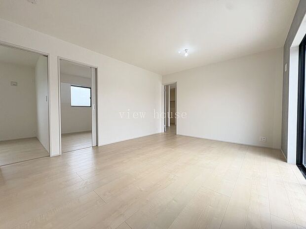 【ＬＤＫ１５．７５帖】 各居室とは扉一枚で繋がっているので、すぐの家族が集まれる♪