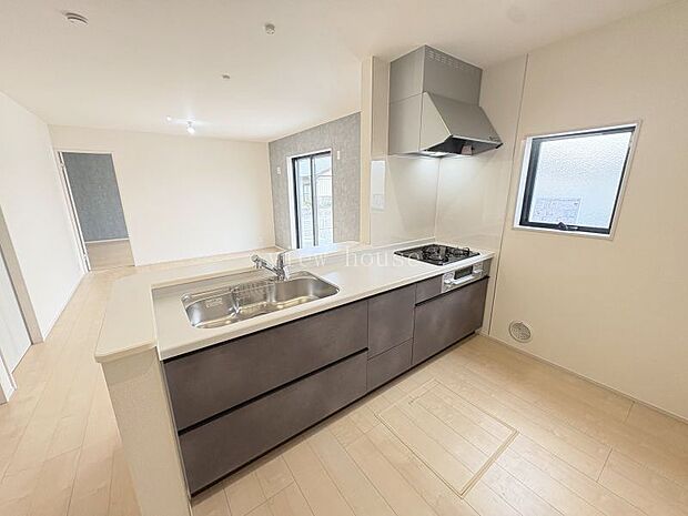 スライド収納付き使い勝手の良いキッチンです♪