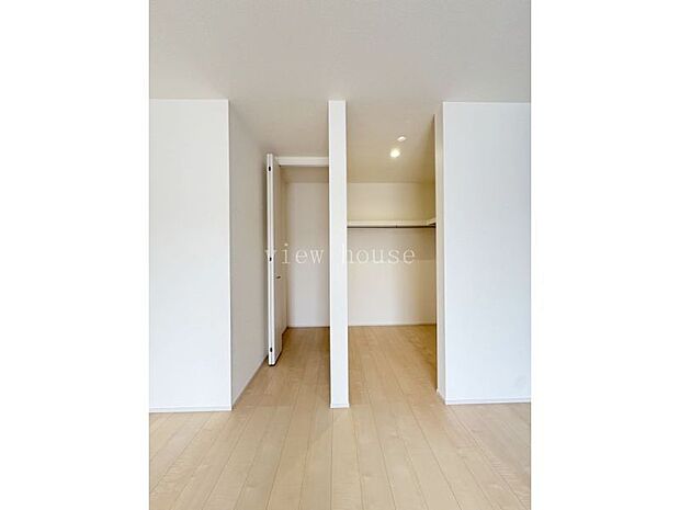 【主寝室収納】 WIC、扉付き収納♪お出かけ用など分けて使うことも出来ます。