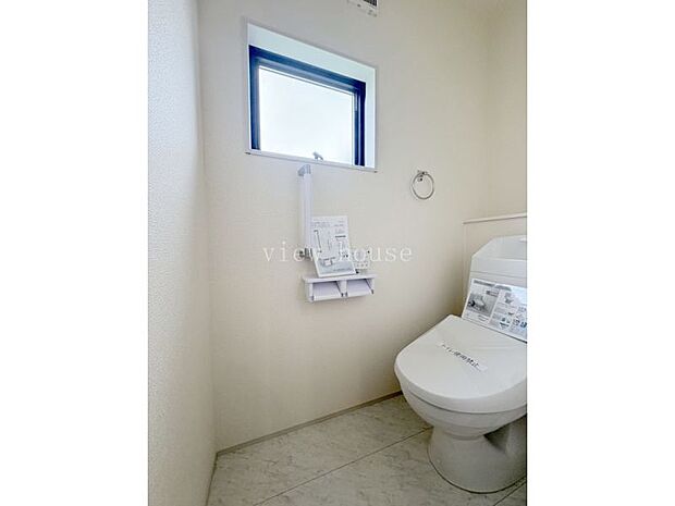 【１階トイレ】 窓付きで換気もできるので、匂いもこもりません♪