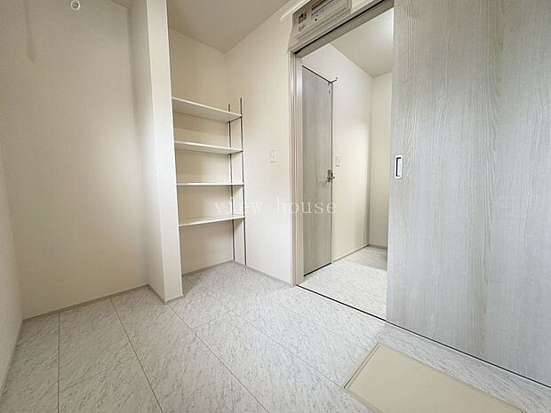 【パウダールーム】 洗濯機置き場、可動棚の収納付き♪