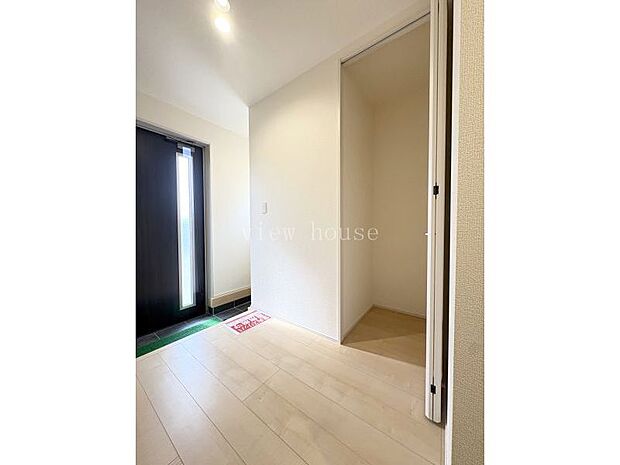 【玄関】 玄関にクローゼット収納付き♪冬はコートなドも収納できますね♪