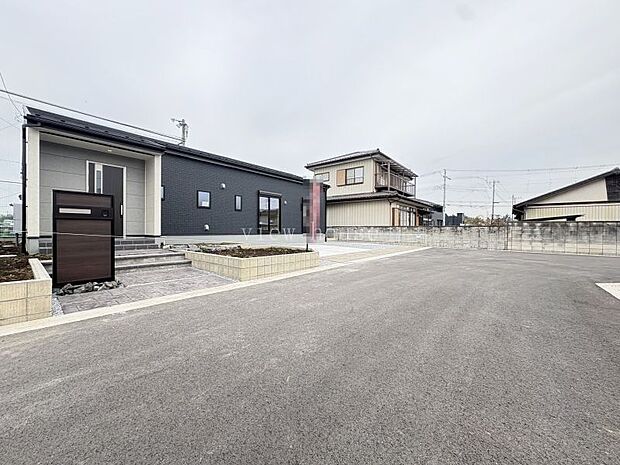 【駐車スペース】 並列３台可能です。