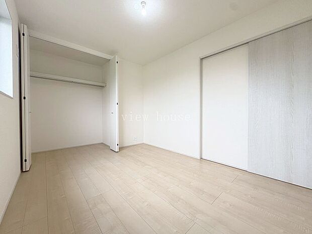 【洋室６帖】 ハンガーラック付きのクローゼットもありお部屋すっきり過ごせます。