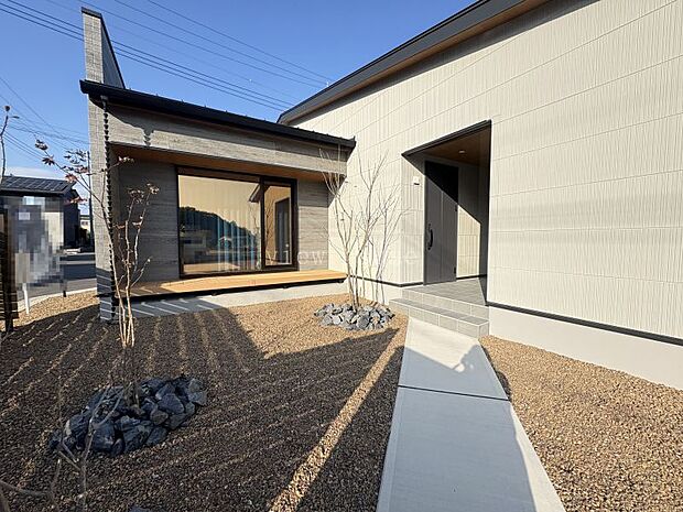 【玄関】 リビングから出られるウッドデッキ付き♪