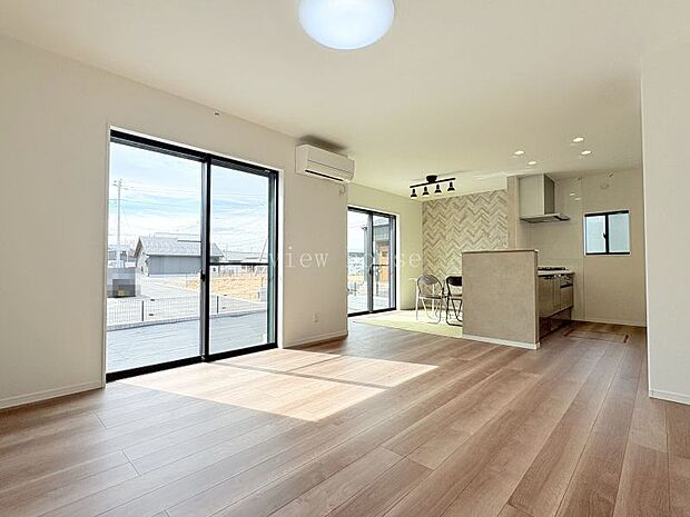 【LDK17.7帖】 南面に窓があり明るいリビング♪