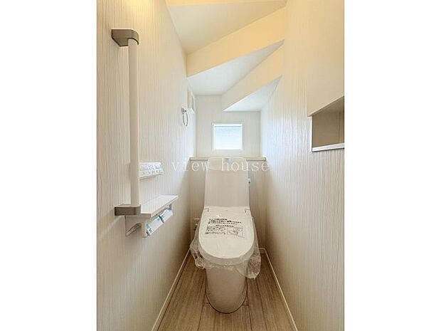 【1階トイレ】 温水洗浄便座付きでいつでも快適にご利用いただけます♪