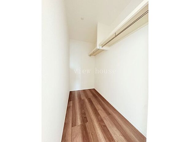 【ウォークインクローゼット】 季節の衣替えの心配もない大容量収納です♪