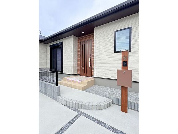 【玄関アプローチ】