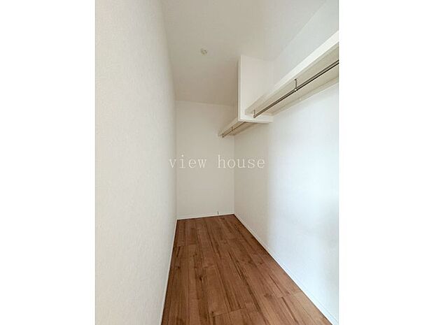 【ウォークインクローゼット】 上から下までたっぷり収納可能♪