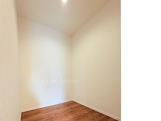 【納戸】 リビング内にあります。趣味部屋にもその他収納にも便利です!