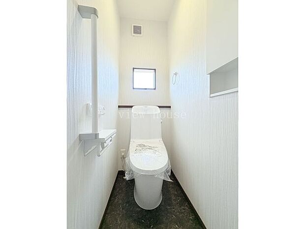 【トイレ】 何かと物の多いトイレには埋め込み式の収納があって嬉しい♪