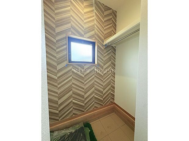 【シューズインクローク】 玄関近くにあるハンガーポール収納はコートなど衣類かけにとっても便利♪