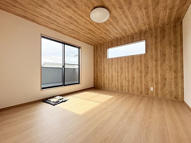 【主寝室8帖】 木目調のアクセントクロスがおしゃれな主寝室♪