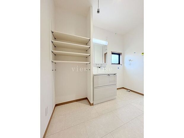 【洗面】 なにかと物の多い洗面に便利なリネンスペース付き♪