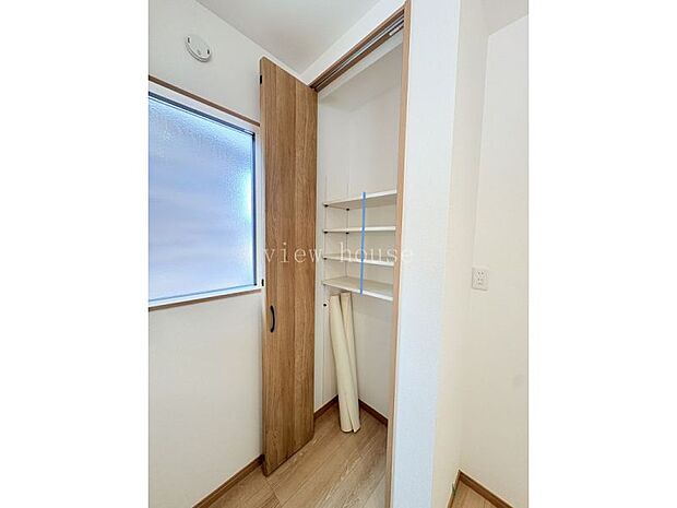 【パントリー】 扉付きですっきりできるパントリー