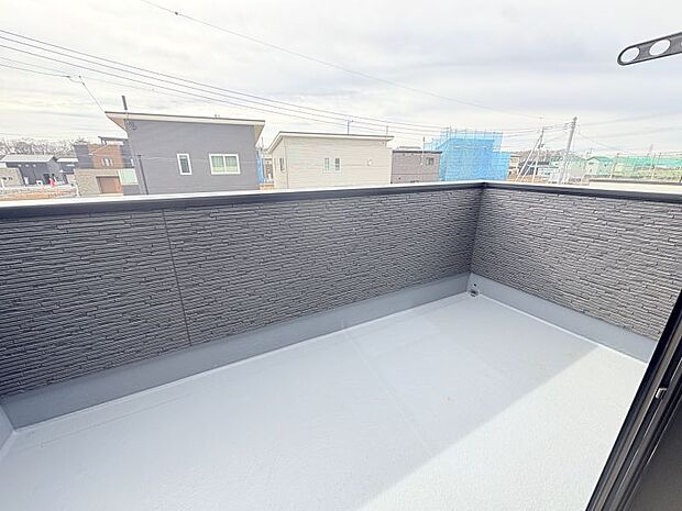 【バルコニー】 広々してます。南面で日当たりも良好♪