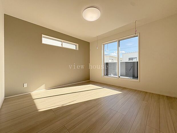 【主寝室８帖】 高めに窓がついているので、家具も置きやすい♪