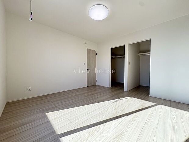 【主寝室８帖】 WIC２つ！！ご夫婦で分けて使うにも安心♪