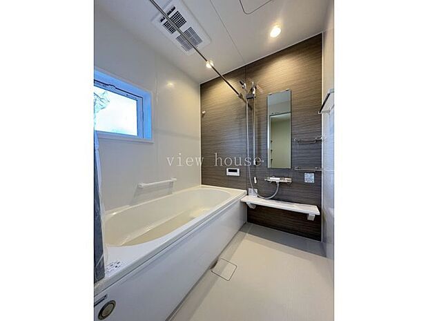 【浴室】 足を伸ばしてゆったり浸かれる浴槽♪エコベンチタイプで節水効果やお子様との入浴にも安心です。