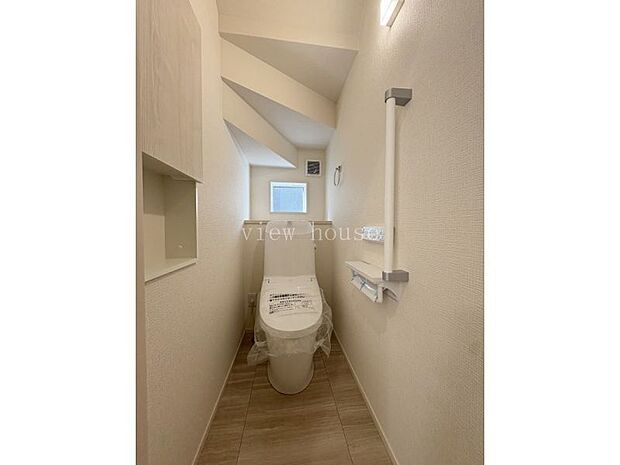 【１階トイレ】 階段下を利用したトイレはコンパクトながらも埋め込み収納付きで収納充実♪