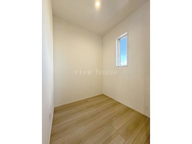 【納戸】 災害時の備蓄の品やシーズンオフの衣類なども収納できるところがあるのは嬉しいですね♪