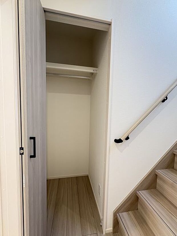 【１階ホール収納】 冬のコートなどもかけられるハンガーポール付き♪