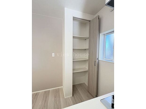 【パントリー】 常備品などの保管にもおすすめ♪扉付きで散らかっていてもサッと隠せます♪