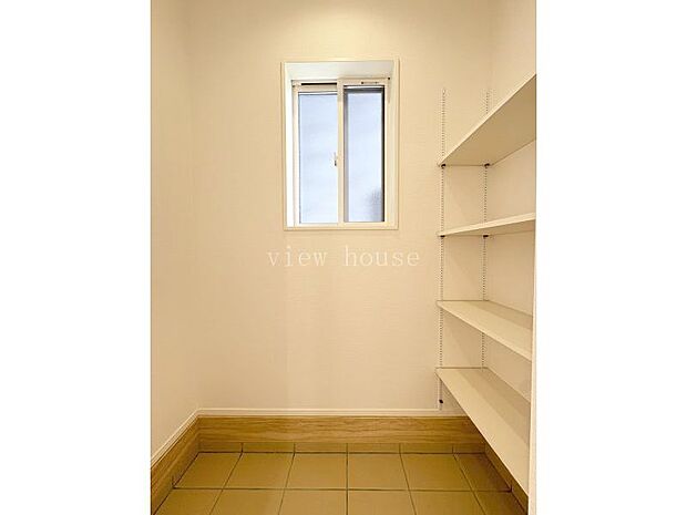 【シューズインクローク】 お子様のお外遊びグッズやアウトドア用品なども収納できます。